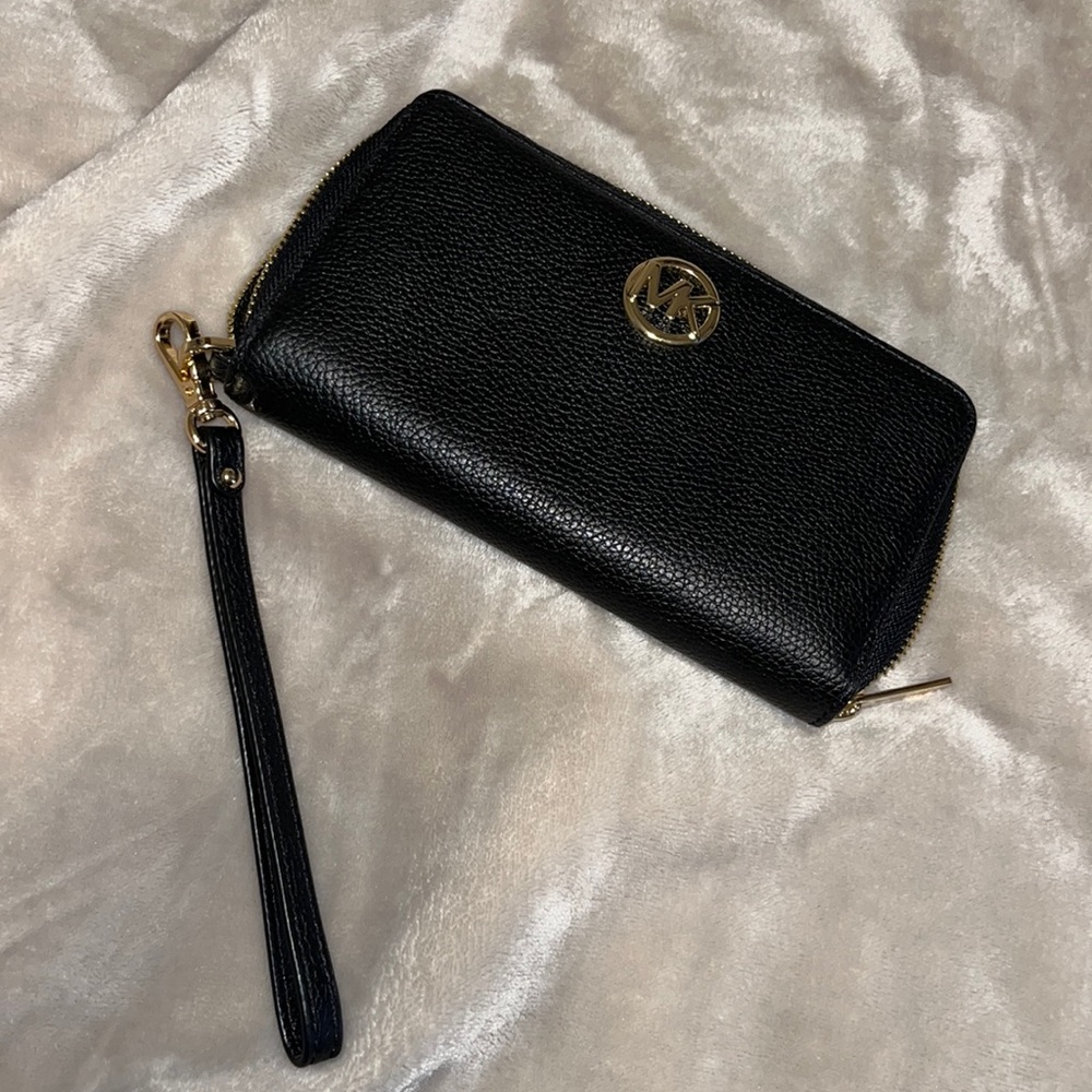 Michael Kors leather smartphone wristlet in black